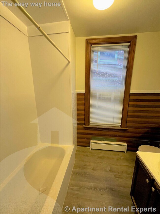 Building Photo - 14 Chestnut St