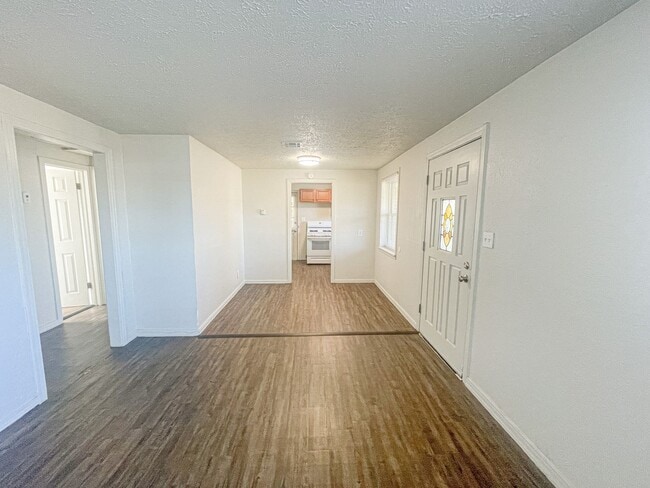 Building Photo - Updated 2 Bed Home with Garage, Huge Yard & Storage in Del City