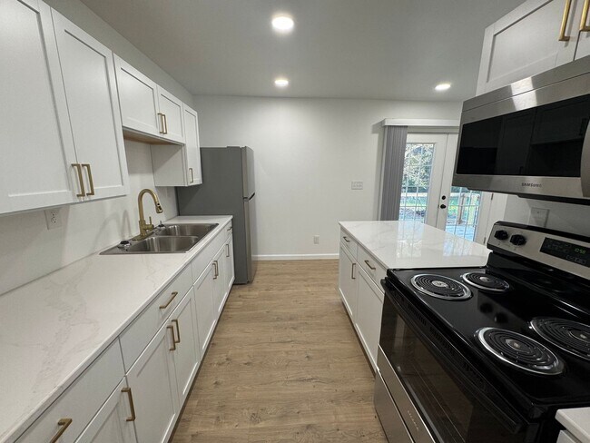 Building Photo - 3 Bedroom, 1 bath house with a bonus room