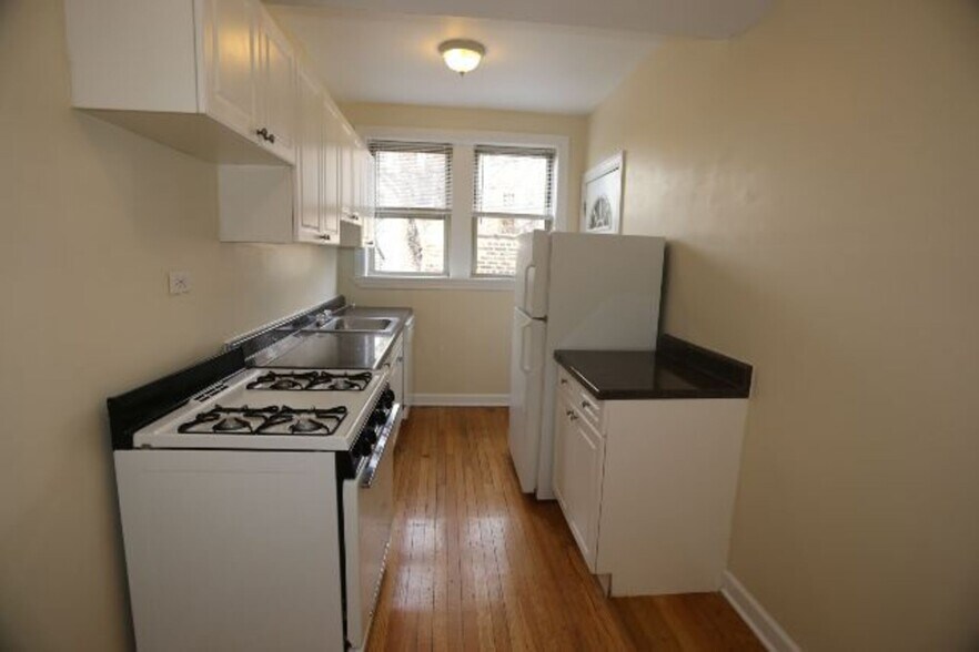 Building Photo - 555 W Aldine Ave