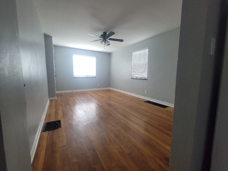 Building Photo - 215 Ryburn Ave