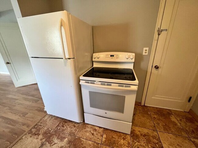 Building Photo - 2 Bed / 1 Bath House Near NKC!