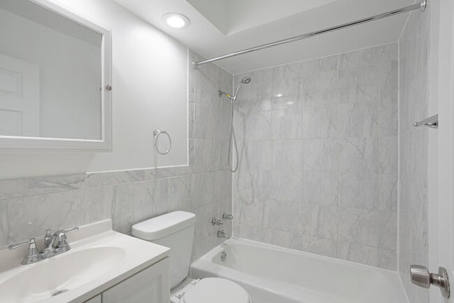 Building Photo - 6758 N Sheridan Rd