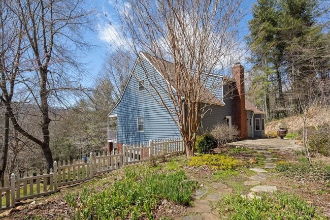 Building Photo - Spacious Home in South Asheville