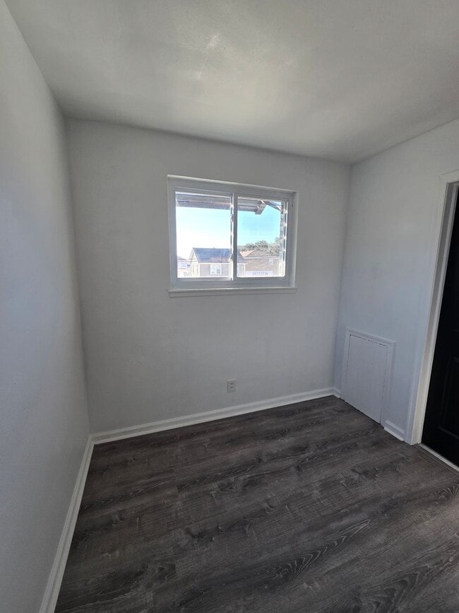 Building Photo - LIT1026-BWS/DH