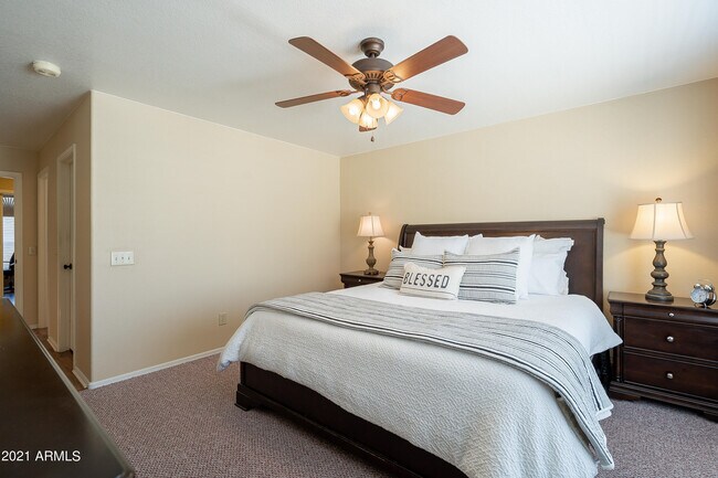 Building Photo - 1802 E Peach Tree Dr