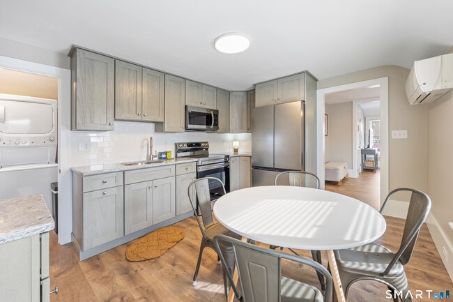 Building Photo - 3 Main St