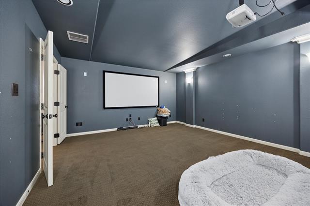 Building Photo - 580 Butchart Dr