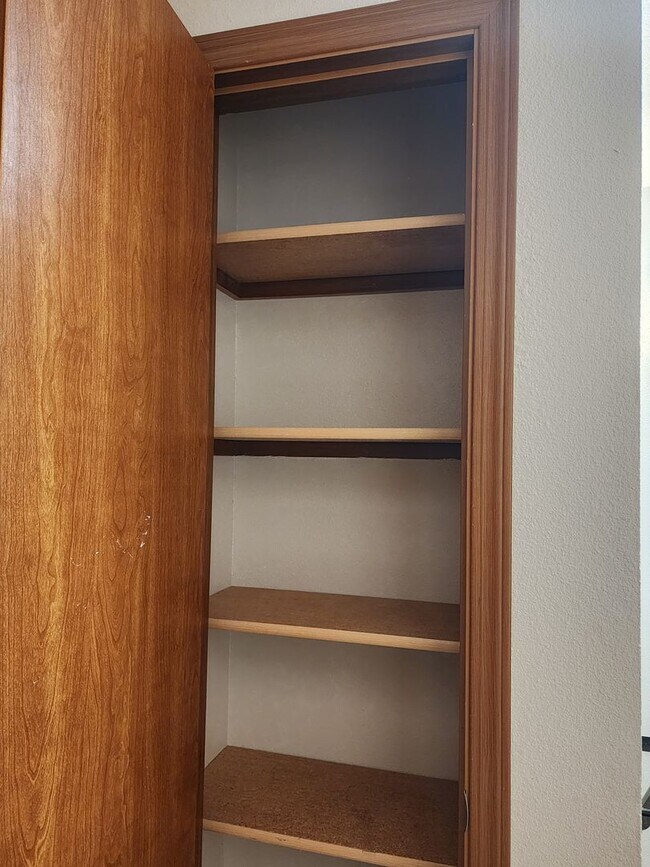 Building Photo - 1ST  FULL  MONTH'S  RENT  FREE   Pet-friendly Townhouse Near Parks and Downtown Newberg