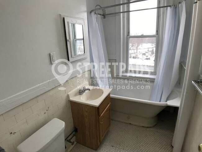 Building Photo - bedroom in Boston MA 02215