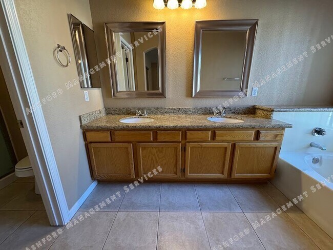 Building Photo - Beautiful Single-Story 3BR Home with Priva...