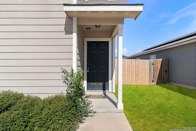 Building Photo - Charming Home Awaits: Spacious & Modern Living in a Prime Location