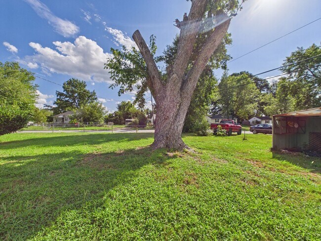 Building Photo - 2400 Beck Dr