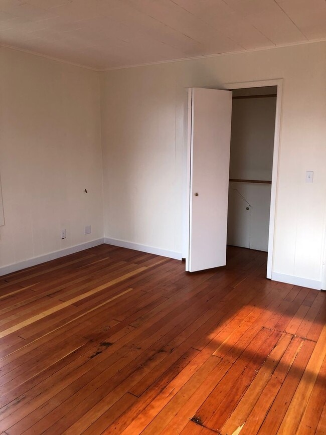 Building Photo - Stately Beauty with 3BR 1.5BA
