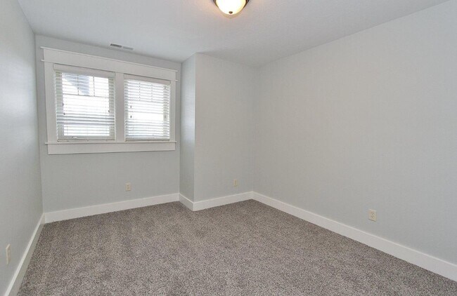 Building Photo - Adorable Craftsman Style Home