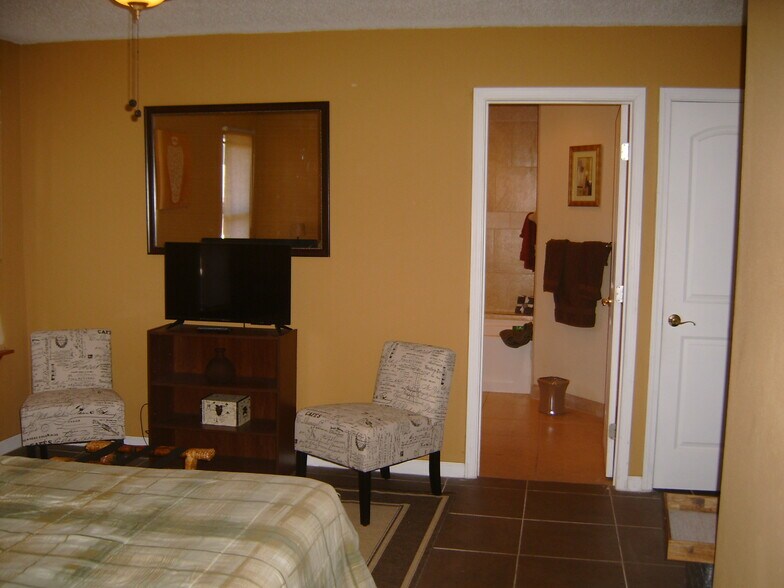 Master Bed & Bath - 13801 Pierres Ct