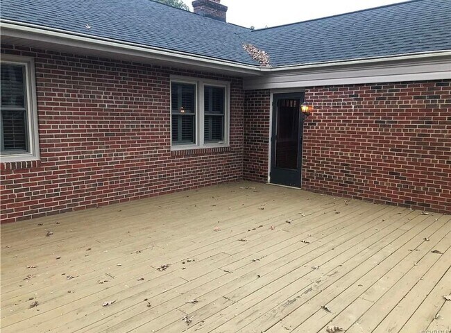 Building Photo - Beautifully Renovated 4bdrm/2.5bth Tri-Lev...