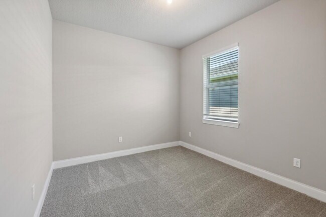 Building Photo - 6632 Cloverdale Ave