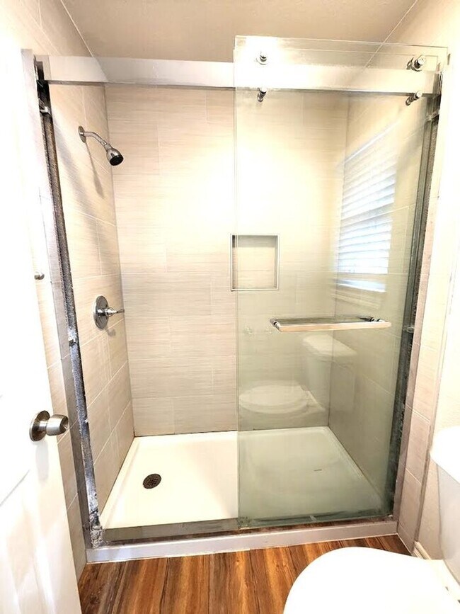 Building Photo - 4 Bed 2.5 Bath 2 Car Garage in Camelot Addition NW OKC