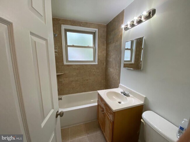 Building Photo - 2838 Hartford St SE