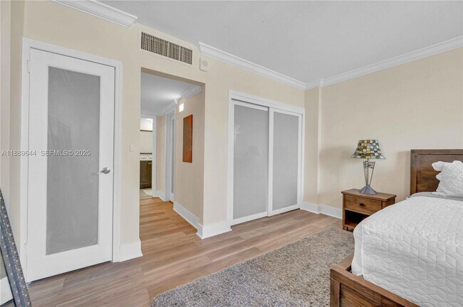 Building Photo - 5001 Collins Ave