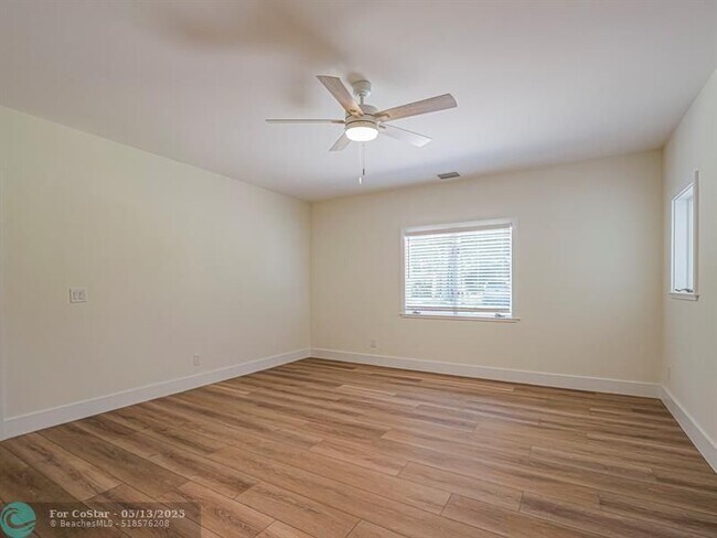 Building Photo - 1845 10th Pl
