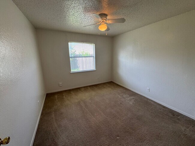 Building Photo - Cute duplex unit in NRH