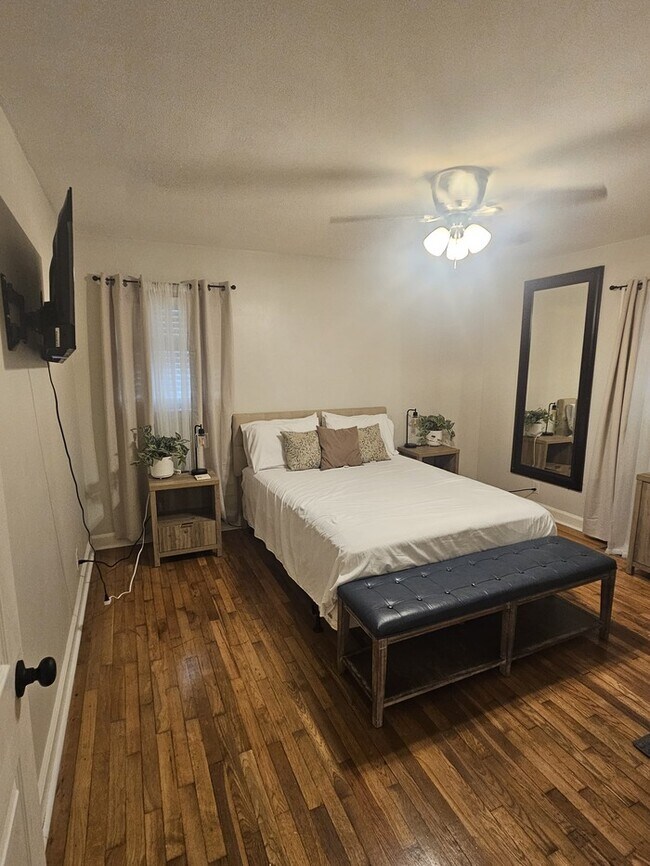 Building Photo - Spacious 3 Bedroom Brick Ranch Home (FURNISH)