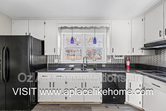 Building Photo - 515 E Sheridan St