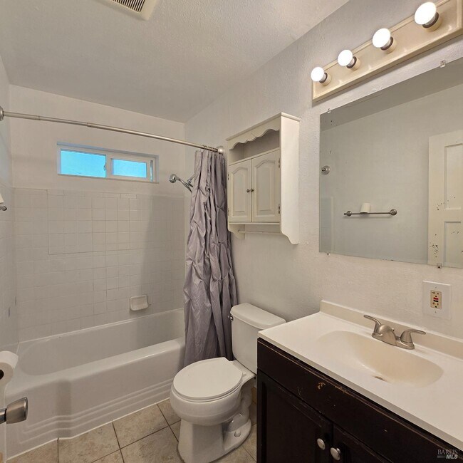 Building Photo - 102 Laurel St