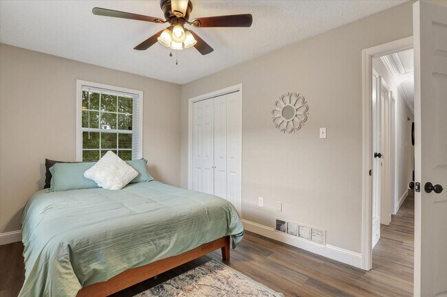 Building Photo - 4 Bedroom, 2 Bath Brick Home in Savannah