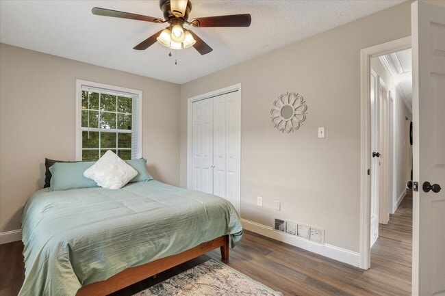 Building Photo - Furnished 4 Bedroom, 2 Bath Brick Home in Savannah