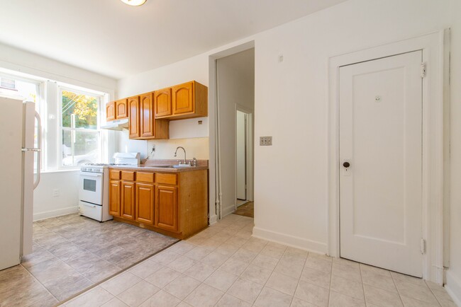 Kitchen Photo #1 - 355 Lincoln Ave