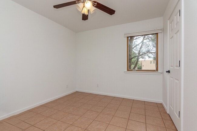 Building Photo - Fully Furnished One Bedroom Condo Availabl...