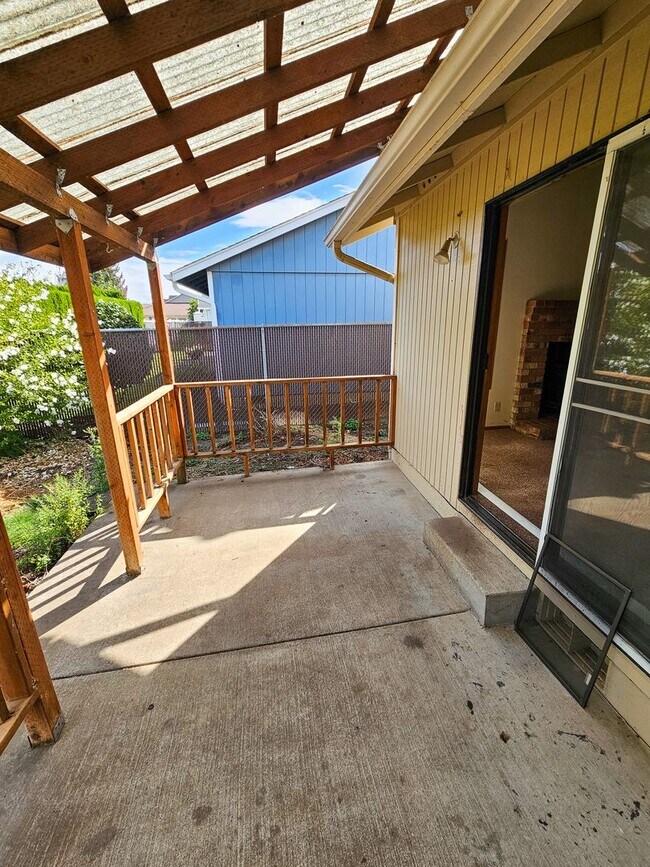 Building Photo - 1097 Summer Breeze Dr N