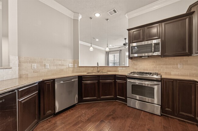 Building Photo - 5708 Petty St