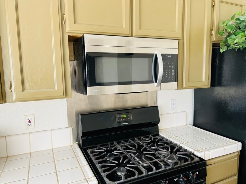 Building Photo - 575 W Cinnamon Ave