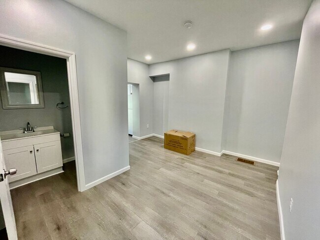 Building Photo - Bright and Updated 2 Bedroom 1.5 Bath House in Oakland