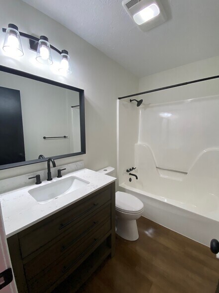 Full/Hall Bath - 100 Belle Cir