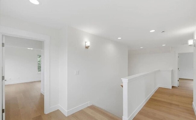Building Photo - Spacious Custom Built Home in NW Corvallis