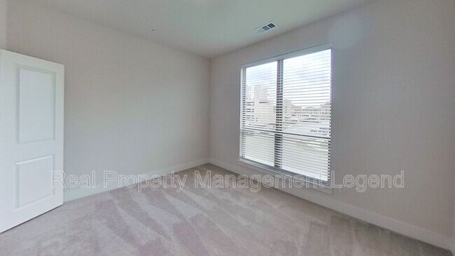 Building Photo - 1056 Maverick Dr