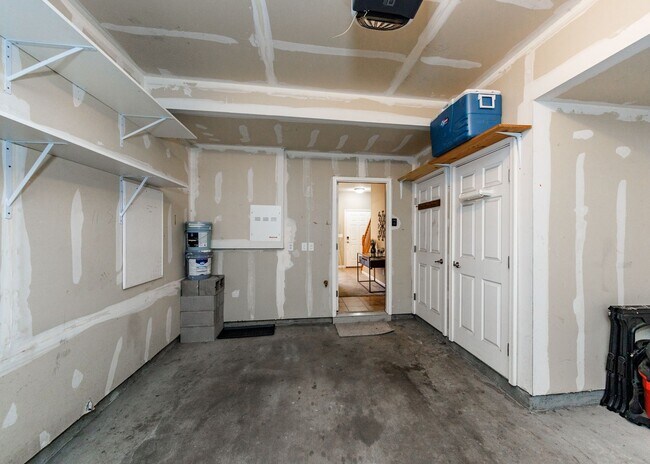 Building Photo - Fully Furnished Downtown 2 Bed, 4 Bath Executive Townhouse