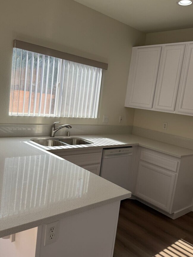 Building Photo - 547 Hart Dr