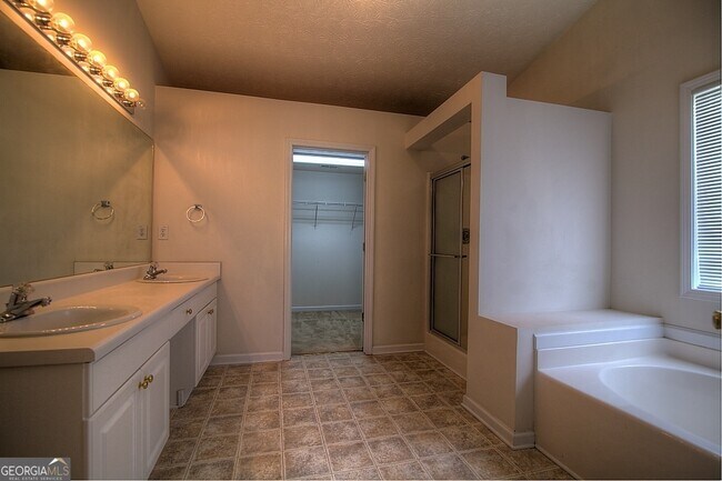 Building Photo - 3230 Kylay Ct NE