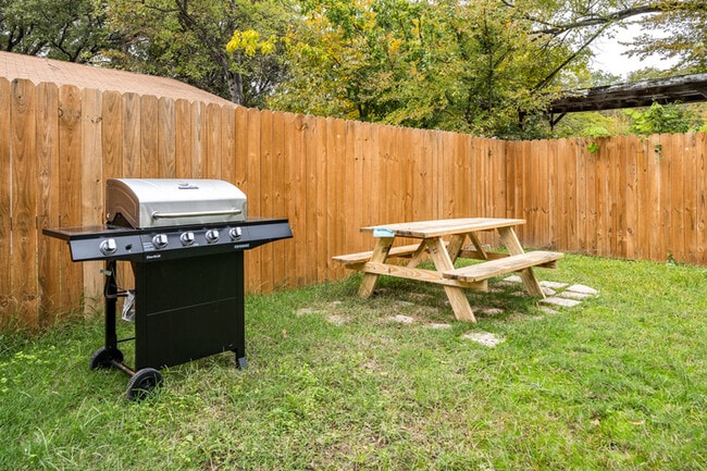 Building Photo - 112 Queenswood Dr