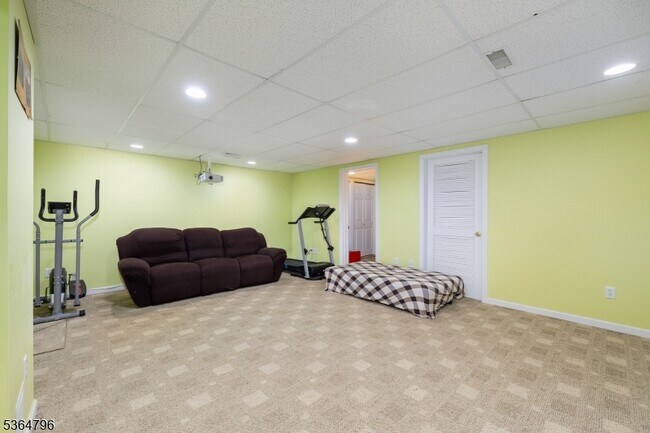 Building Photo - 28 Pinfold Ct