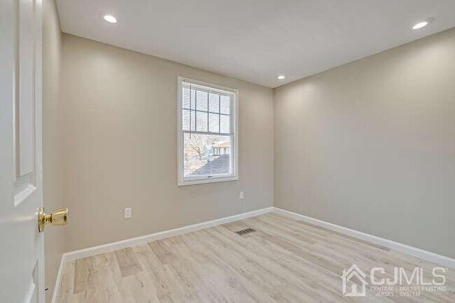 Building Photo - 216 E 7th St