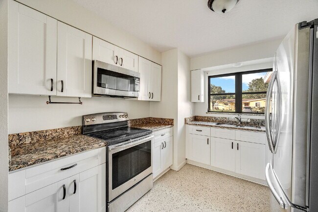 Building Photo - 5 BR/3BA pool home in Merritt Island- NO HOA!