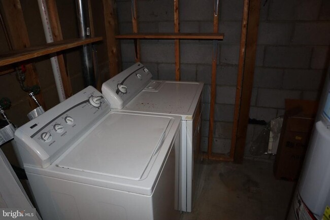 Building Photo - 10848 Douglas Ave