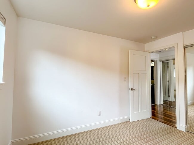 Building Photo - Waterfront 2bd/1bth Condo Downtown Kirklan...
